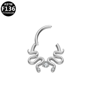 Dettaglio macro del piercing al naso in titanio F136 con design aerodinamico e zirconi