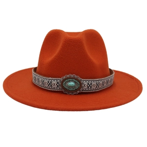 Détail du chapeau en feutre rouille avec incrustation turquoise et bandeau ethnique