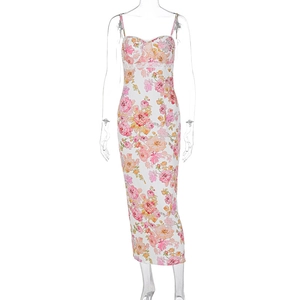 Détail d'une robe fleurie avec bordure en dentelle délicate et design plissé sur le buste