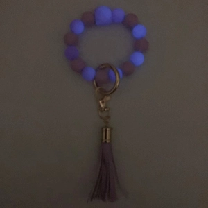Portachiavi con perle in silicone fluorescenti con perline viola e nappa al buio