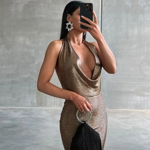 Selfie miroir d'une robe de soirée dorée à paillettes avec dos nu et décolleté plongeant