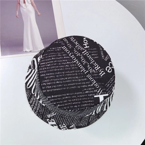 Détail d'un bob noir en coton avec imprimé de lettres blanches style streetwear
