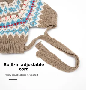 Detail der verstellbaren Kordel im Inneren der Strickmütze für optimalen Kopfumfang