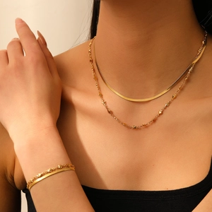 Ensemble collier et bracelet double couche en maille serpent dorée avec motifs étoiles