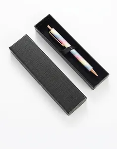 Nahaufnahme eines bunten Kugelschreibers mit Regenbogenverlauf in einer schwarzen Geschenkbox