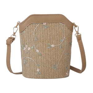 Sac seau en paille avec broderie florale et bandoulière en cuir réglable couleur kaki
