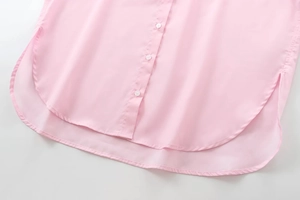 Vue détaillée de l'ourlet arrondi et de la patte de boutonnage de la chemise rose