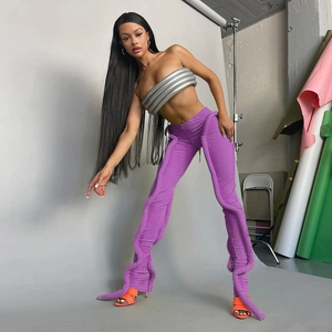 Detail der lila gerafften Leggings mit elastischem Design für einen Streetwear-Look