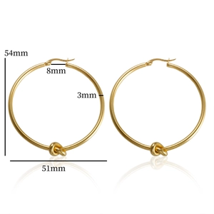 Détail des boucles d'oreilles créoles dorées de 51mm avec nœud et dimensions