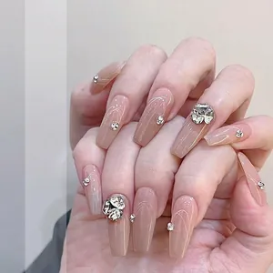 Faux ongles cercueil rose gelée avec motifs blancs et fleurs en cristal 3D élégantes