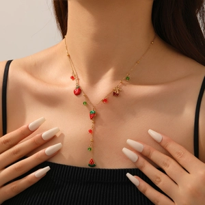 Détail d'un collier en Y plaqué or orné de breloques de fruits en émail coloré