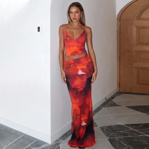 Set due pezzi a fiori rossi con top corto scollo a V e gonna lunga fluida