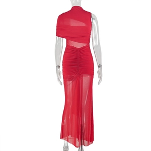 Rückansicht rotes figurbetontes Maxikleid mit Netzausschnitten und Falten-Details