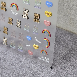 Détail d'autocollants 5D pour ongles avec ours, lapins et motifs de cœurs en relief