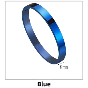 Dettaglio del bracciale in acciaio inossidabile blu da 8 mm con finitura spazzolata