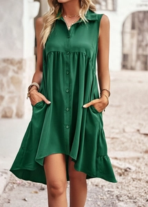 Photo en extérieur d'une robe verte sans manches évasée avec boutons et ourlet à volants