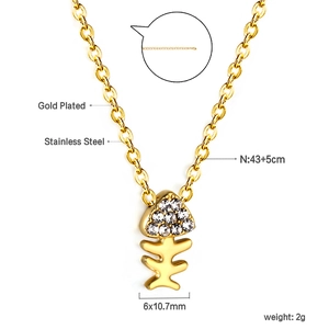 Collier avec pendentif arête de poisson en acier inoxydable doré et pierres de zircon
