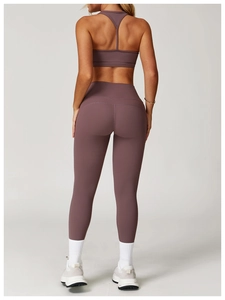 Detailansicht der High-Waist Yoga-Leggings mit Push-up Naht und elastischer Stoffstruktur