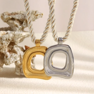 Minimalistische Halskette Mit Quadratischem Hohl Anhänger Edelstahl 18K Vergoldet Mit Weicher Seilkette Geometrischer Schmuck Damen