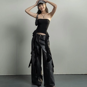 Haut tube noir sexy avec jean large gris et rubans à volants style streetwear y2k