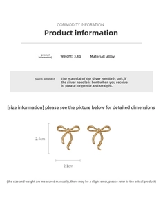 Détail montrant les dimensions des boucles d'oreilles nœud doré de 2,4cm sur 2,1cm