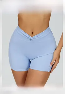 Dettaglio degli shorts da yoga azzurro cielo con vita alta a V e cuciture ergonomiche