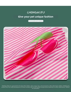 Dettaglio del gilet per animali a righe rosa e bianche con vivaci stampe di ciliegie