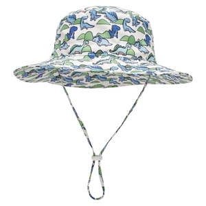 Dettaglio cappello sole bimbo con dinosauri blu e laccetto sottogola regolabile