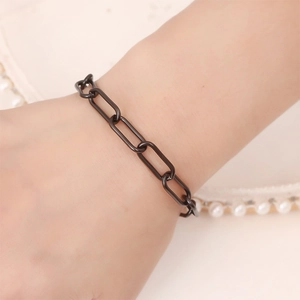 Bracelet chaîne trombone minimalist en acier inoxydable noir au poignet