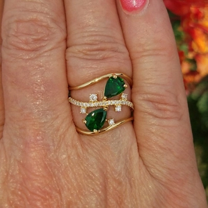 Anillo dorado de varias capas con piedras verdes de pera y pequeños diamantes blancos