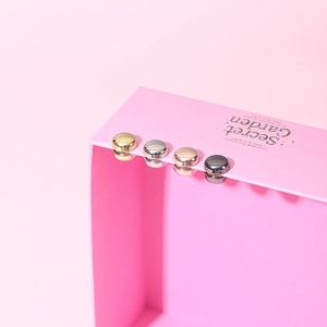 High-grade magnetic scarf buckles in gold, silver, rose gold and gun black metal finishes