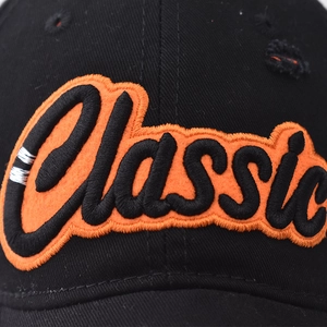 Bordado 3D Classic naranja en gorra de béisbol de algodón negro con textura detallada