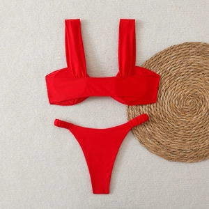 Ensemble bikini rouge deux pièces avec larges bretelles et bas échancré à fronces