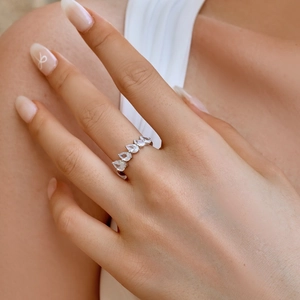 Elegante anello in argento 925 con cinque pietre di zircone a goccia sulla modella