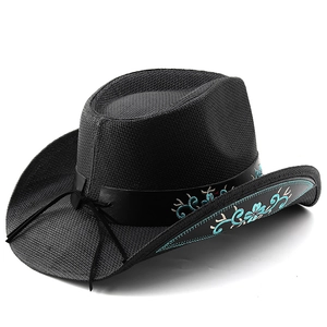 Vue détaillée du chapeau de cowboy noir avec broderie florale bleue sur la bande de cuir