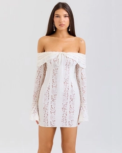 Detail eines weißen Off-Shoulder Mini-Spitzenkleids mit langen Ärmeln und Schnürung