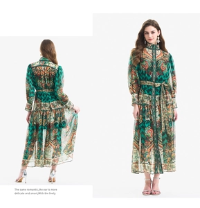 Detailaufnahme von Vintage-Paisley-Kleid mit langen Ärmeln, Stehkragen und Gürtel