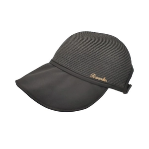 Dettaglio cappello parasole nero con tesa larga e logo in metallo dorato