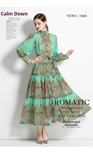 Détail d'une robe longue bohème à fleurs avec volants vert menthe et col montant boutonné