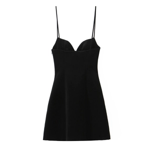 Robe courte noire à fines bretelles avec ourlet bouffant élégant sur fond blanc pur
