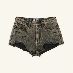 Flach liegende High-Waist Denim-Shorts in gewaschenem Grau mit Fransen und Löchern