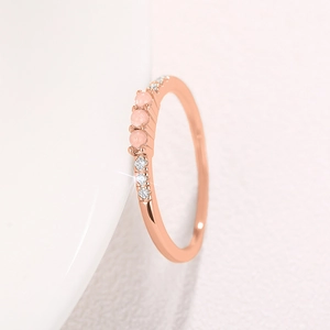 Details des roségoldenen Rings mit drei rosa Opul-Steinen und weißen Zirkonia