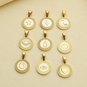 Lot de neuf pendentifs circulaires en acier inoxydable doré avec divers motifs célestes et cœurs