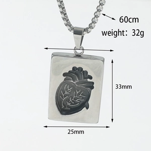 Dettaglio del ciondolo a cuore argento con catena 60cm e dimensioni 33mm per 25mm