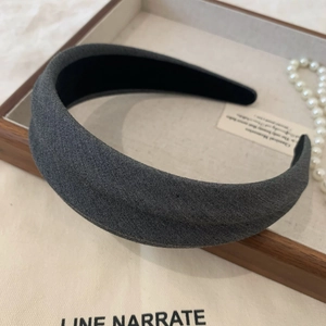 Detailed close-up of dark grey fabric texture and black non-slip lining on the headband