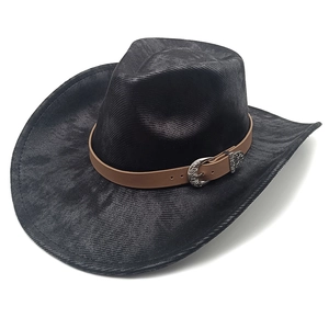 Dettaglio cappello da cowboy nero con fascia in finta pelle marrone e fibbia incisa
