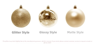 Vue détaillée de boules de Noël dorées avec finitions pailletée, brillante et mate.
