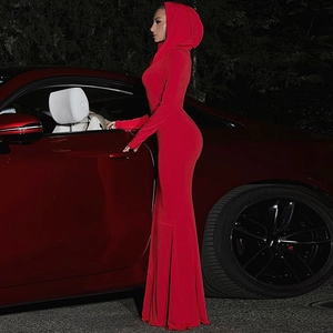 Elegante abito lungo rosso con cappuccio e maniche lunghe con vestibilità slim