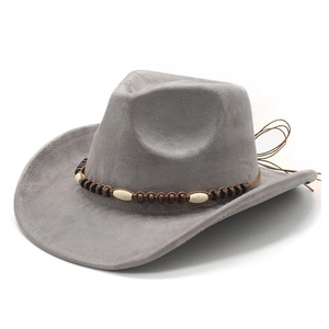Detailaufnahme grauer Cowboyhut aus Wildleder mit Perlenband im Ethno-Stil