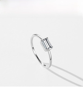 Detailed top view of S925 sterling silver ring with baguette-cut clear gemstone inlay